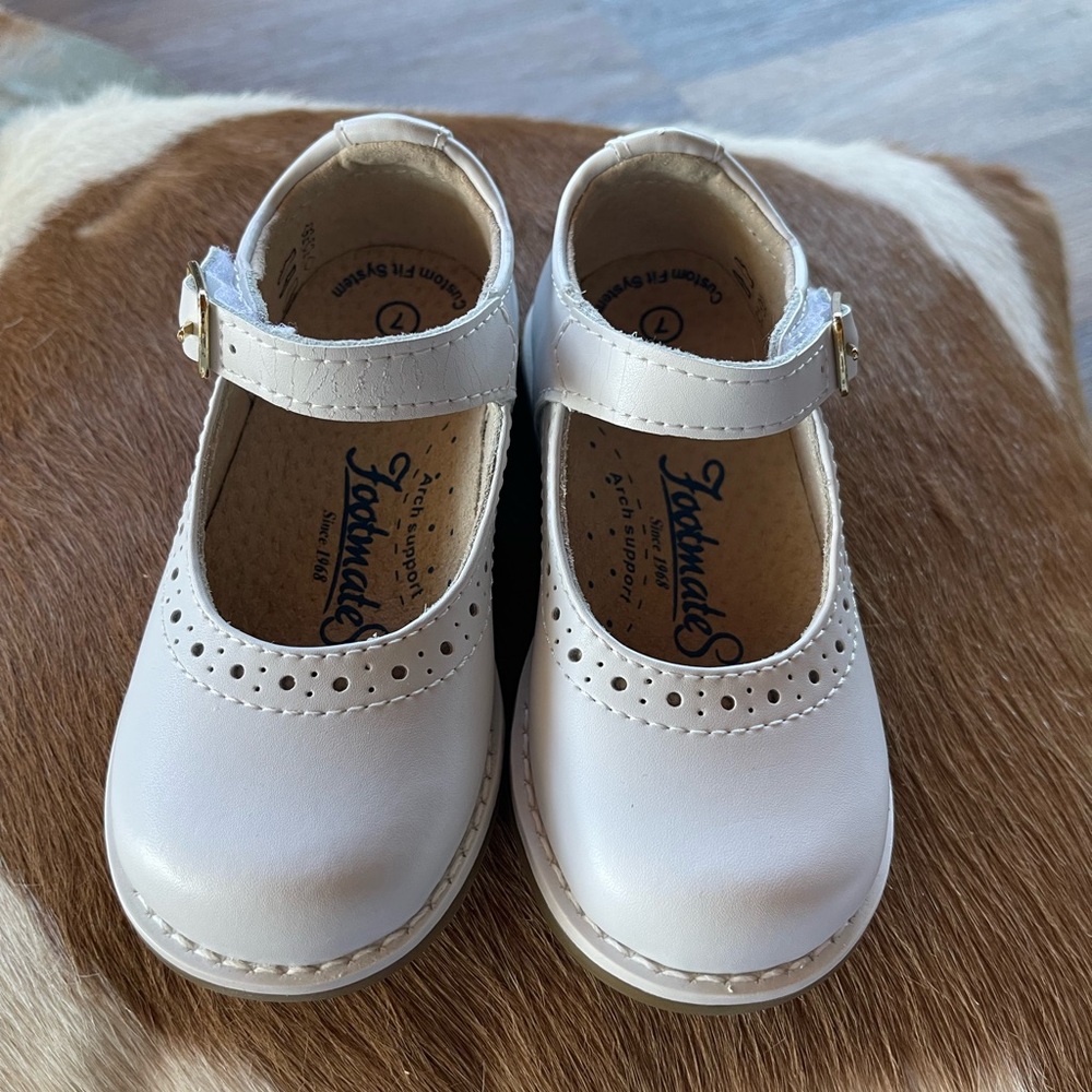 FootMates Girl's White Mary Jane Shoes - Size 7 Wide - Picture 5 of 7